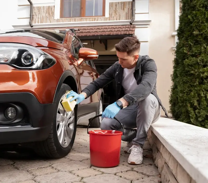 Lavage auto à domicile Uzemain : professionnel intervenant sur un véhicule